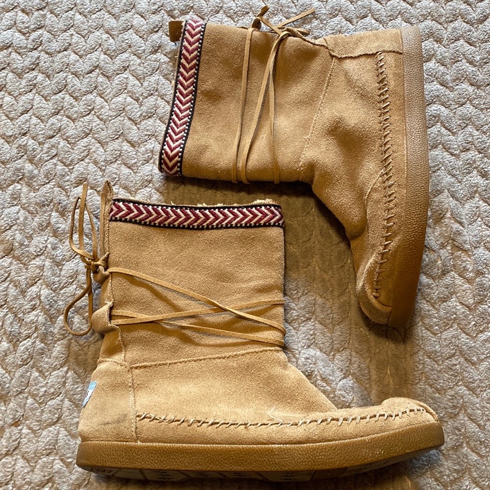 TOMS. Women’s boots.